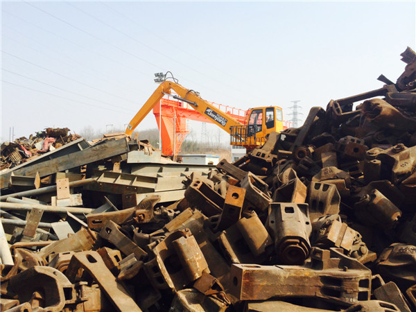 正在作業的抓鋼機