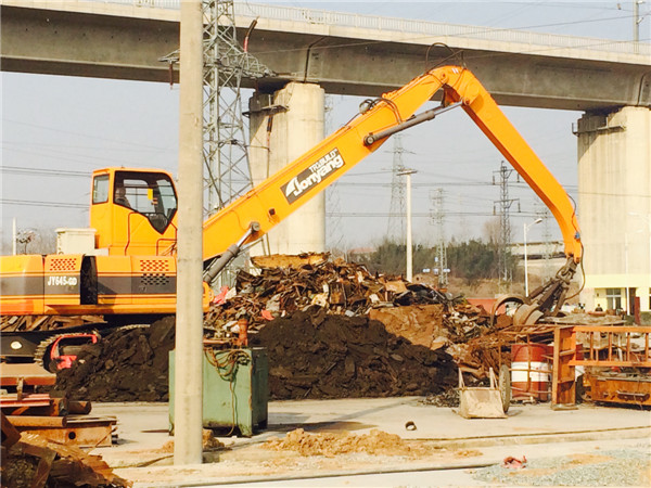 正在作業中的抓鋼機